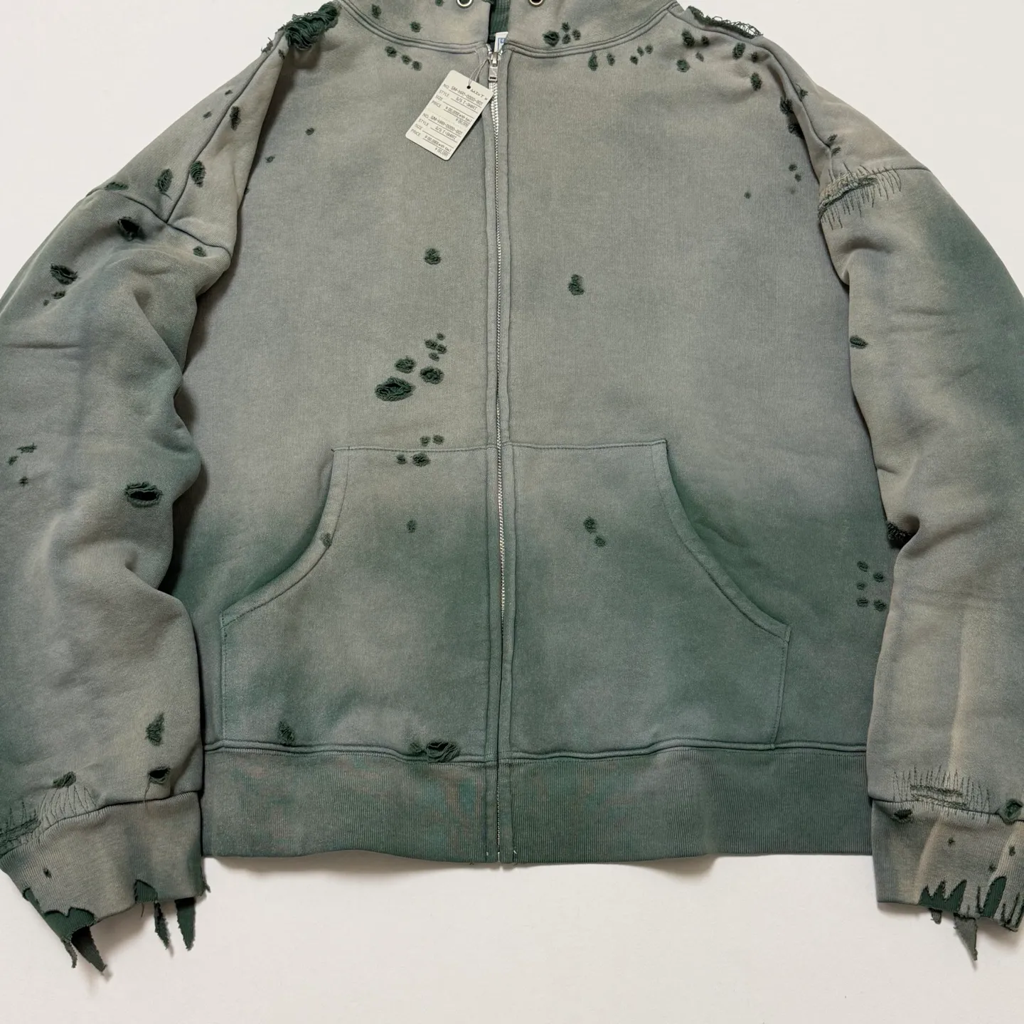 SAINT Mxxxxxx DBL FACE ZIP UP HOODIE/GREEN Double-layer destroyed waffle zipper jacket, washed green S-XL, a style that has been used in the summer. After continuous fine polishing, it has finally been shipped. The finished product is simply a work of art. Super heavy washing and distressing. Multiple water fades. Excessive hand-made wormhole destruction processing. Deconstruction and reorganization embroidery technology. Custom-made zippers with LOGO. The color details of the zipper webbing are also correct. Original grade fruit main label and wash water label. Top purchasing grade. A layer of waffle fabric is added to the inner lining to make the overall texture stronger and increase the comfort and warmth of the wearer.